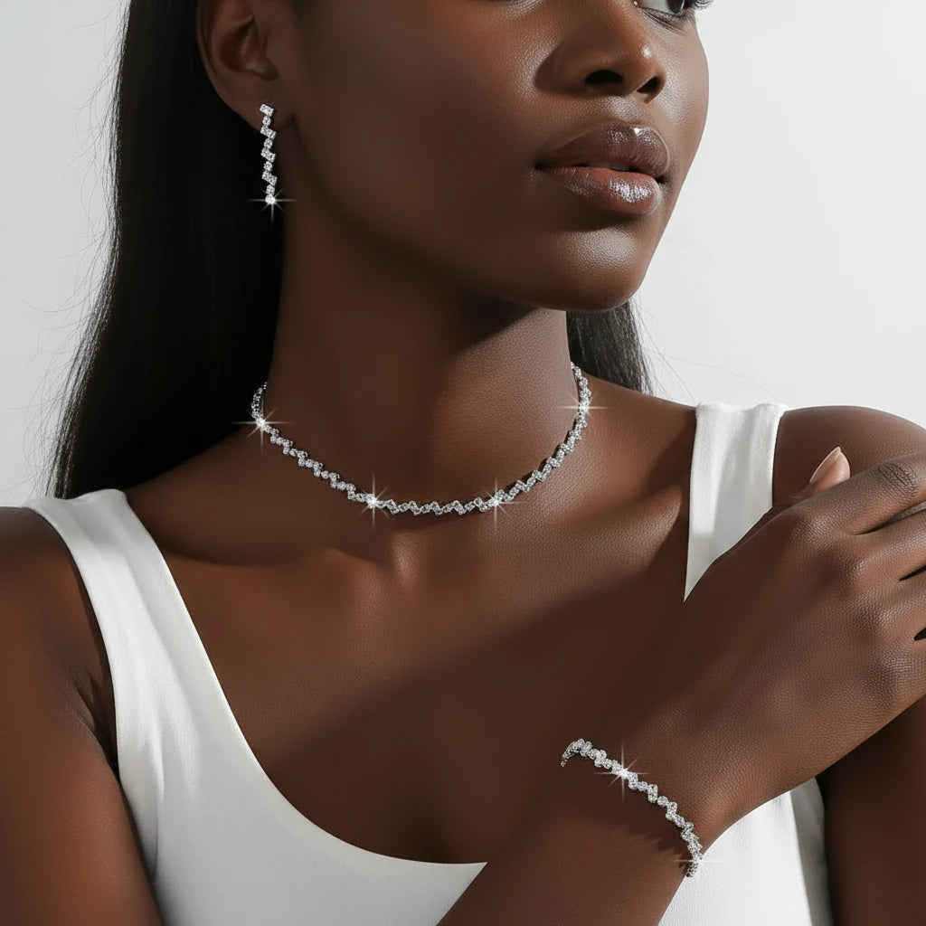 Ensemble de bijoux en chaîne plaquée argent brillante comprenant un collier ras du cou et un bracelet.
