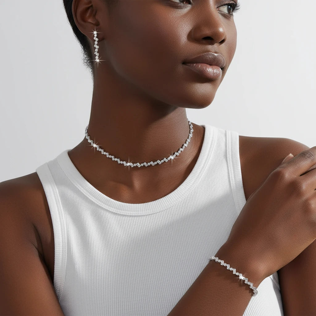 Ensemble de bijoux en chaîne plaquée argent brillante comprenant un collier ras du cou et un bracelet.