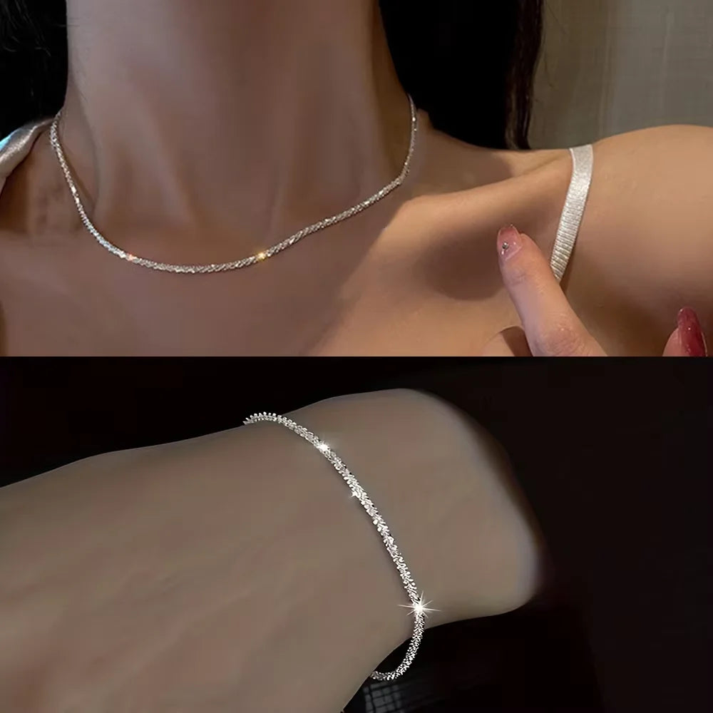 Ensemble de bijoux en chaîne plaquée argent brillante comprenant un collier ras du cou et un bracelet.