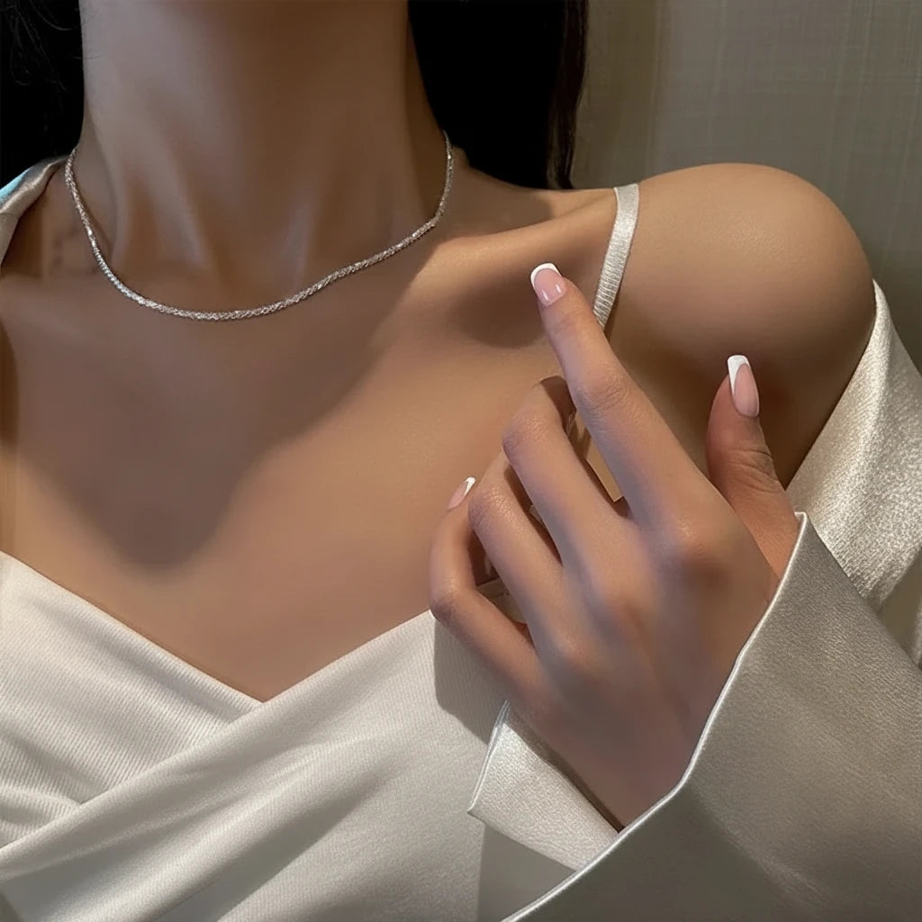 Ensemble de bijoux en chaîne plaquée argent brillante comprenant un collier ras du cou et un bracelet.