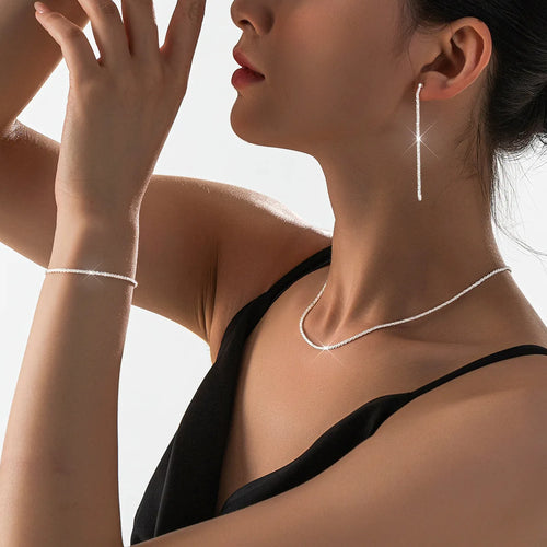 Ensemble de bijoux en chaîne plaquée argent brillante comprenant un collier ras du cou et un bracelet.