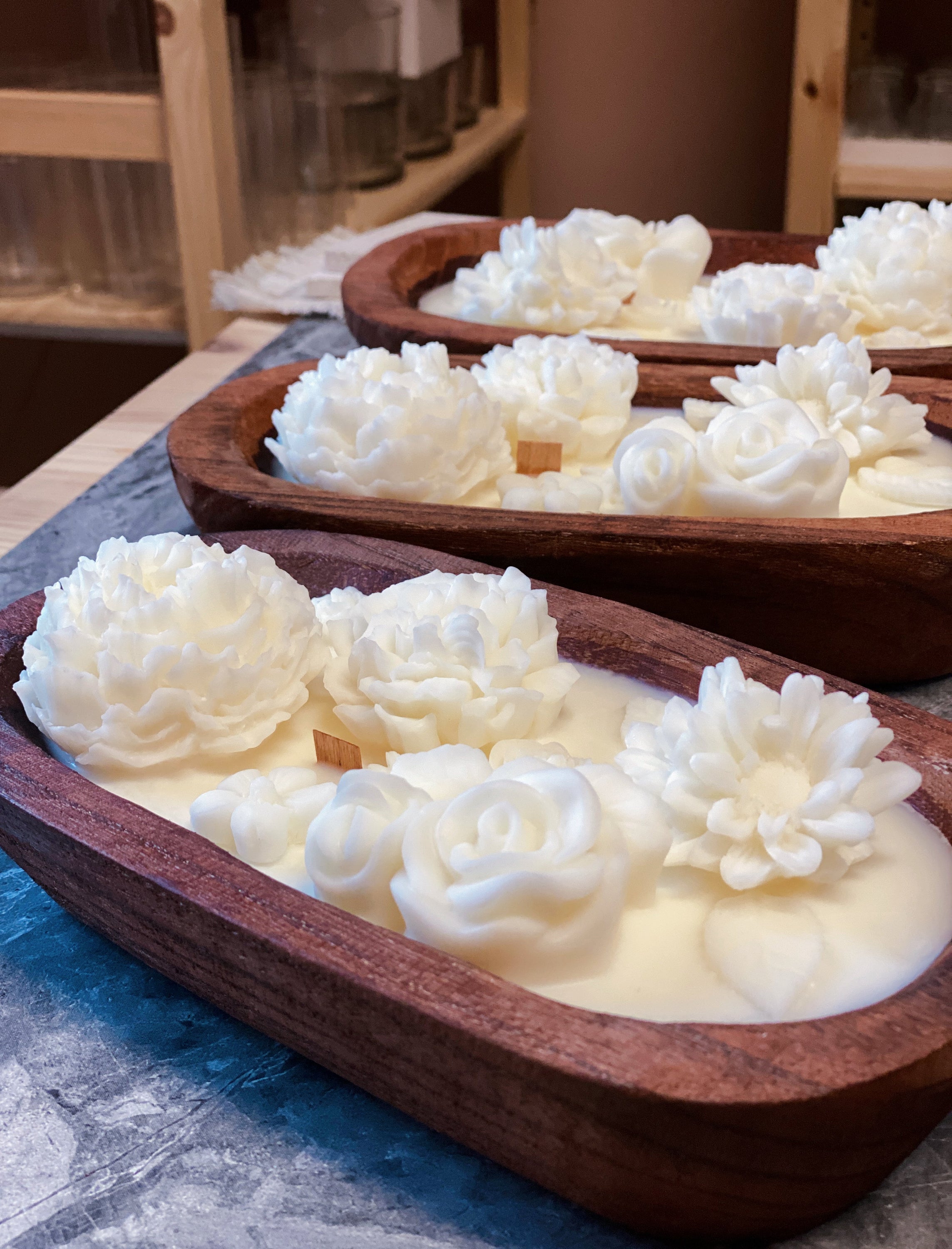 Bougie Botanique en Bol de Bois — Fleurs Séchées & Parfum Envoûtant